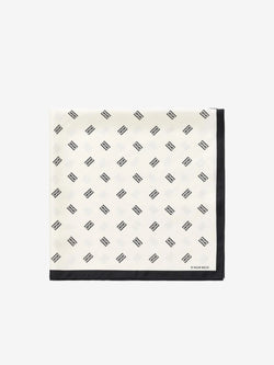 By Malene Birger Monnas skjerf i hvit silke, med BB monogram-mønster.