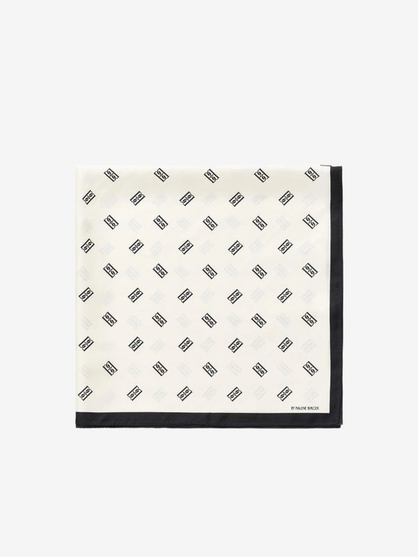 By Malene Birger Monnas skjerf i hvit silke, med BB monogram-mønster.