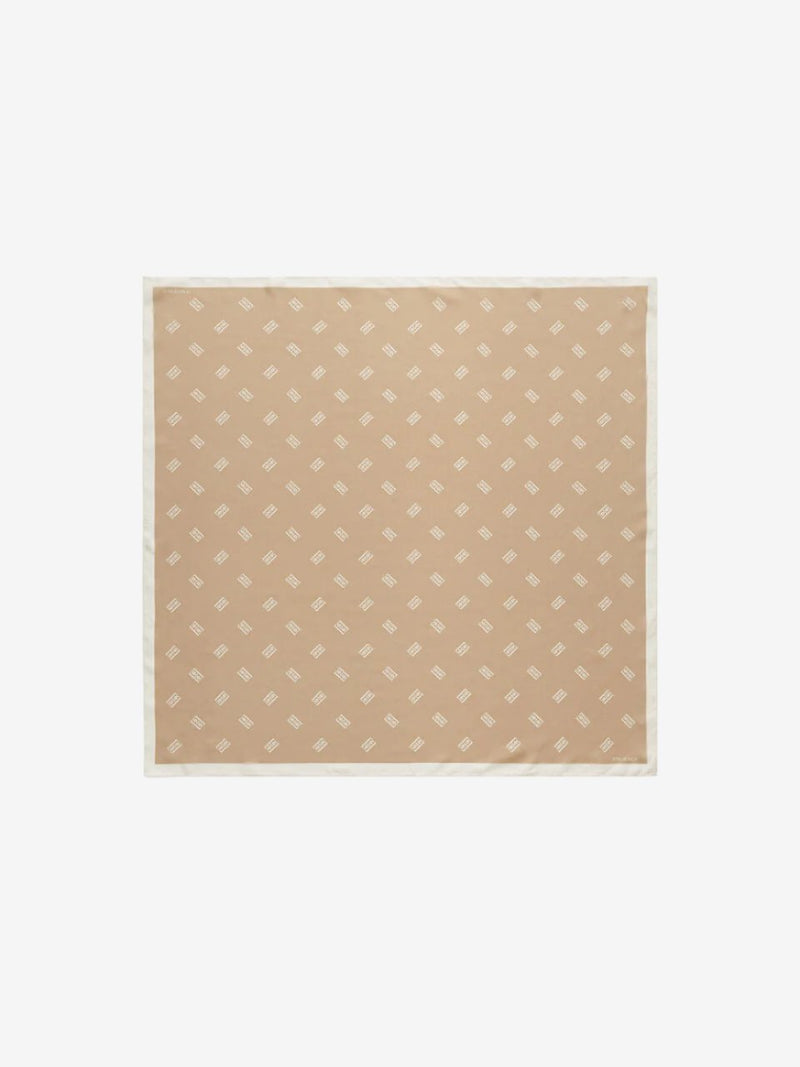 By Malene Birger Monnas skjerf i lysebrun silke, med BB monogram-mønster.
