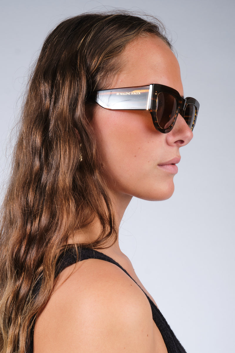 By Malene Birger Roksanne solbriller i brun, laget av 100% acetat, med en D-formet ramme og god solbeskyttelse.