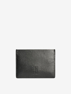 By Malene Birger Ya Card kortholder i sort, laget av resirkulert skinn, med plass til flere kort og et emblem i front.