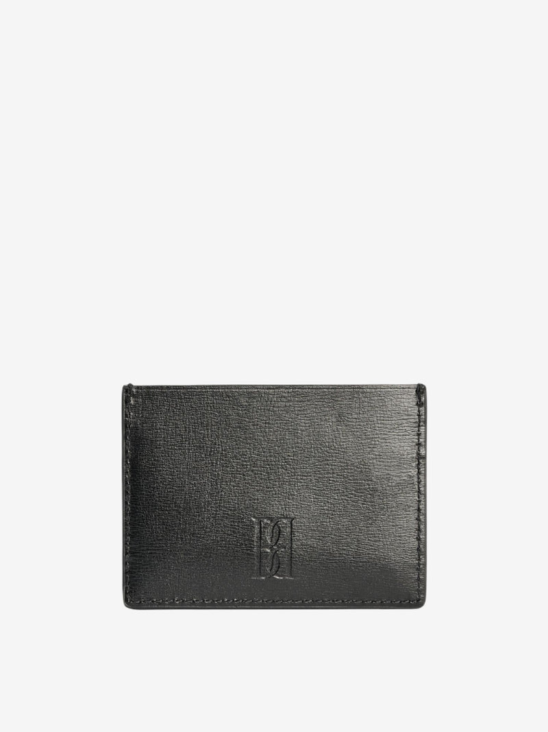 By Malene Birger Ya Card kortholder i sort, laget av resirkulert skinn, med plass til flere kort og et emblem i front.